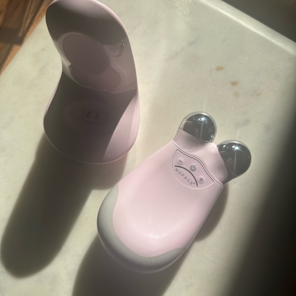 NuFACE Trinity Facial Toning Device Kit - Picture 2 of 4